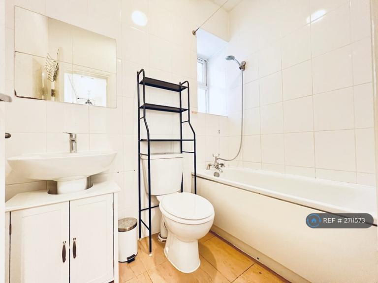 2 bedroom flat in Rosslyn House, London, SW2 (2 bed) (#2711573)