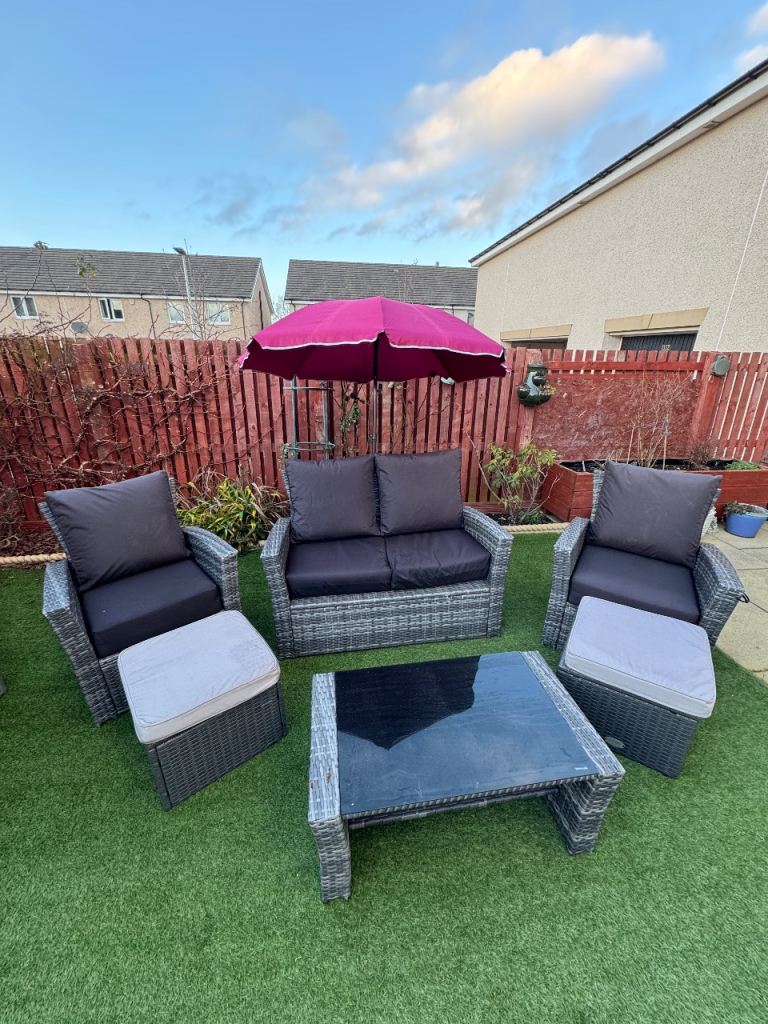*PENDING COLLECTION* Garden furniture set with two parasols