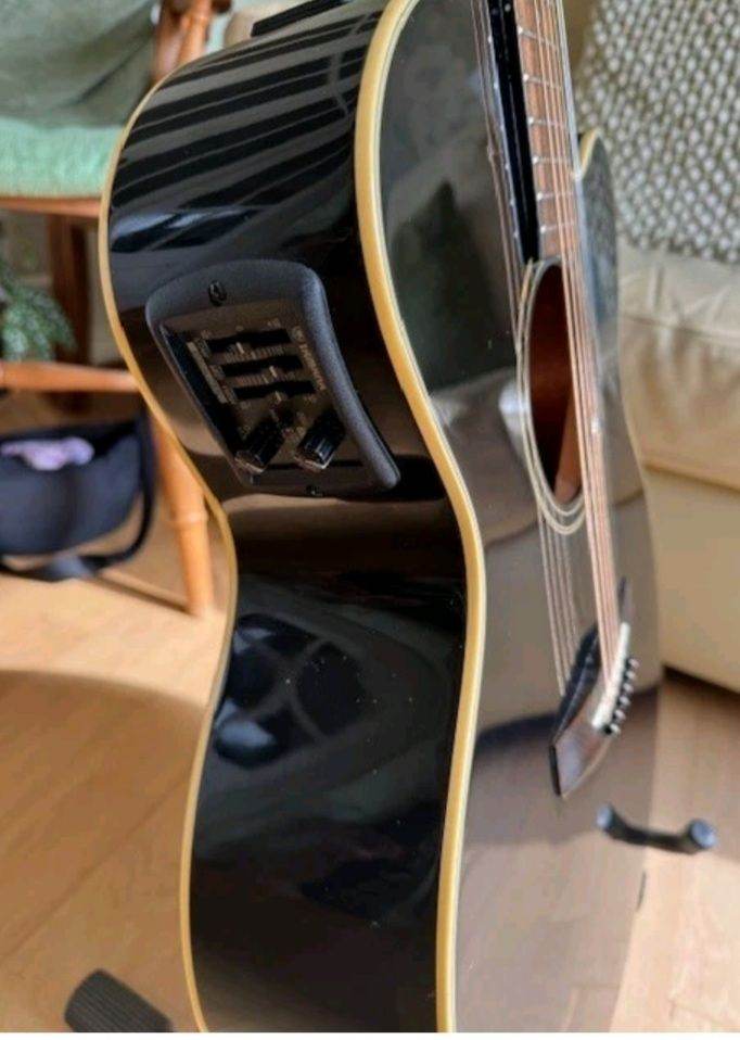 YAMAHA COMPASS CPX-5 BLACK ELECTRO ACOUSTIC GUITAR IN EXCELLENT CONDITION WITH OPTIONALS.