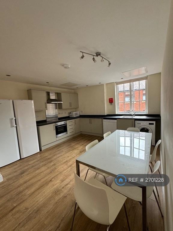 6 bedroom flat in Bells Square, Sheffield, S1 (6 bed) (#2701228)