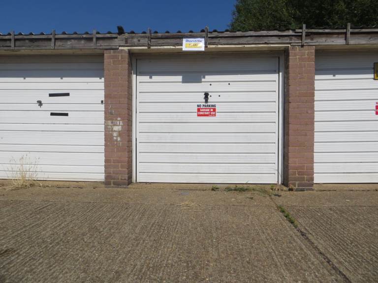SS14 ~ Lock up garage/ Storage/ car park to let ~ Dewlands basildon SS14 2BE.
