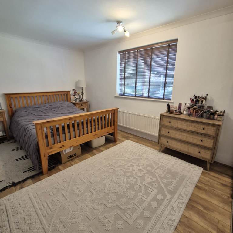Perfect 3 bedroom house for long term rent located near tube in Walthamstow!
