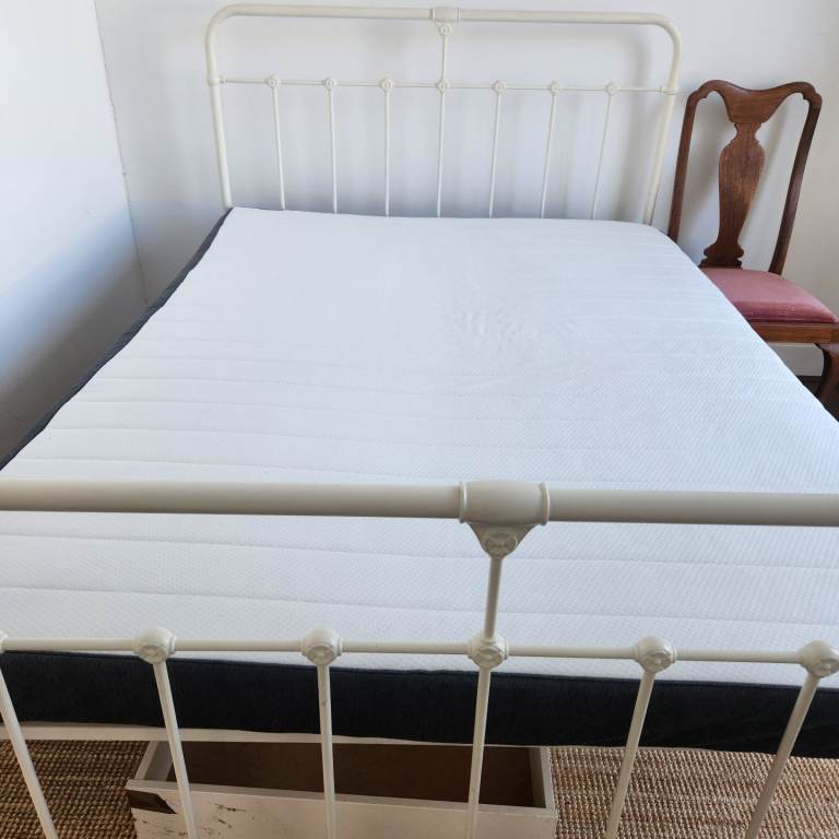 King size bed 