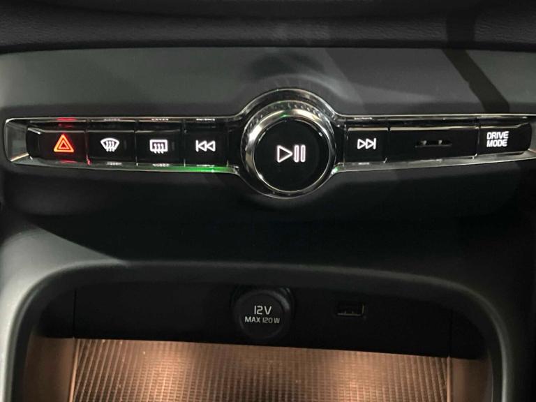  Volvo XC40 2.0 B4P R DESIGN Pro 5dr Auto [7 speed] Estate Petrol Automatic