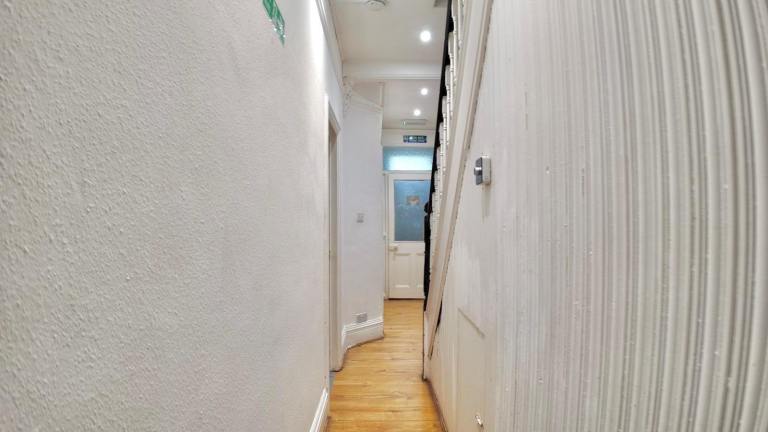 En-suite double room including bills for single occupancy Postcode LU3 1DJ