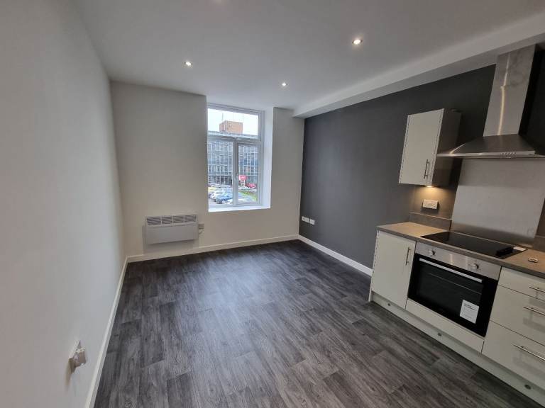 New fully furnished immaculate 2 bedroom flat in great BD1 City Centre location