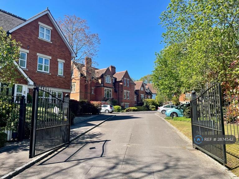 2 bedroom flat in Upcross House, Reading, RG1 (2 bed) (#2874542)