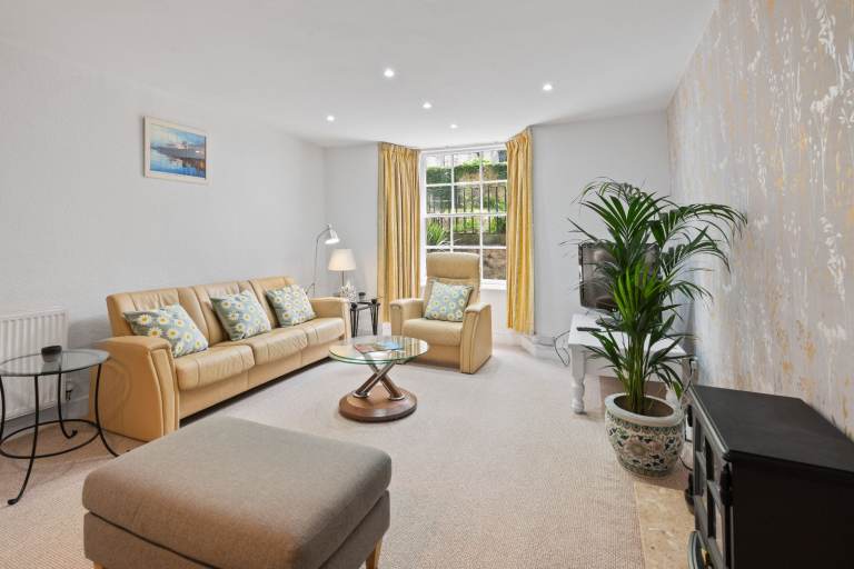   SEPTEMBER  New Town . Beautiful , Great King Street. 2 bedroomed garden flat with private garden