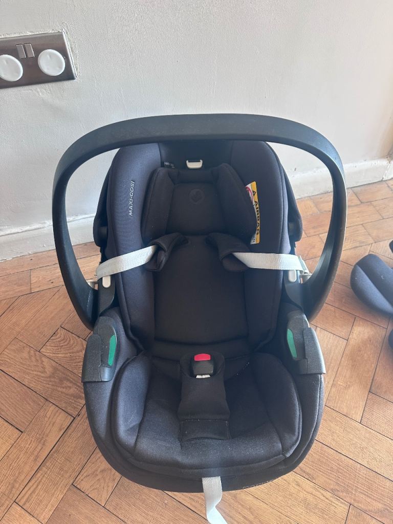 Maxi-Cosi Car Seat and ISOFIX Base – Good Condition