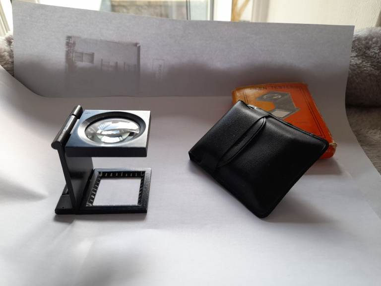 VINTAGE FOLDING MAGNIFYING-GLASS LINEN TESTER or JEWELLERY LOUPE, STAMP/COIN/PRINT CHECKS