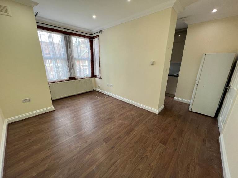Excellent condition Spacious First Floor One bedroom flat in Ilford 