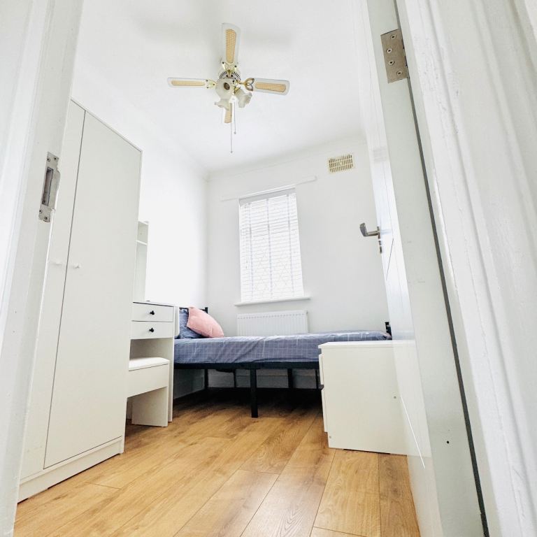 Single room to rent for single female
