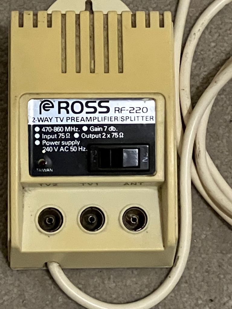 2-way TV preamplifier/splitter