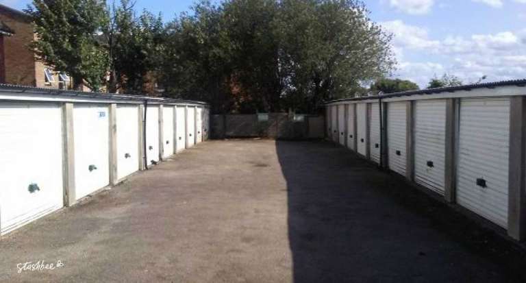 Garage to rent in London (N20) | Stashbee