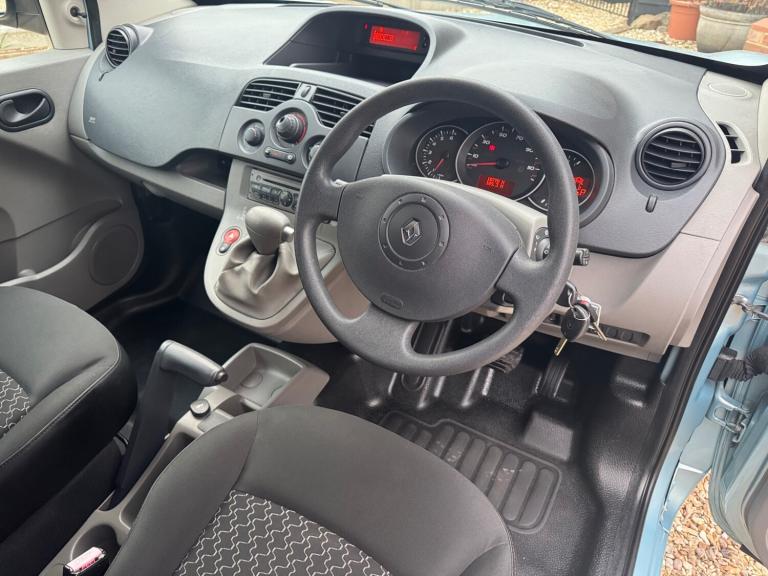 RENAULT KANGOO MOBILITY VEHICLE WHEELCHAIR RAMP DISABLED CAR. WAV 18,000 MILES 