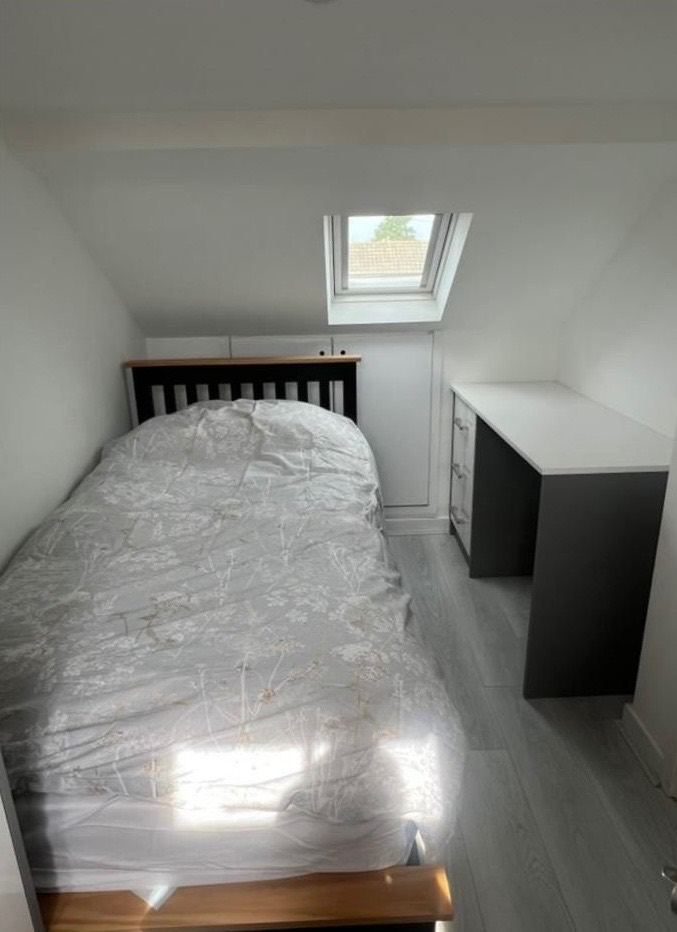 Fully Furnished Loft Room – Great Location! - FEMALE Preferred 