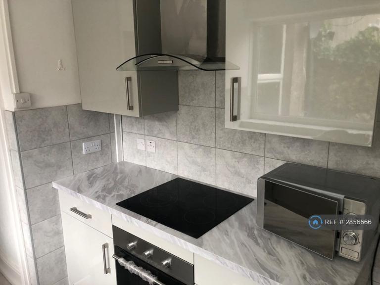 2 bedroom flat in King Edward Road, Swansea, SA1 (2 bed) (#2856666)