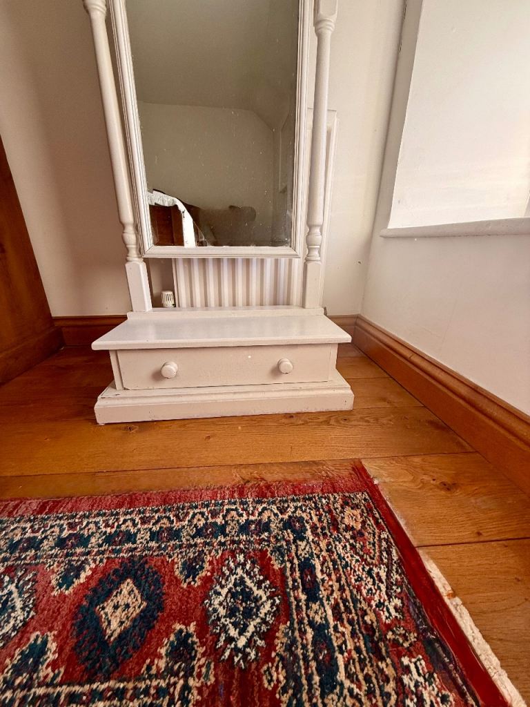 Freestanding mirror