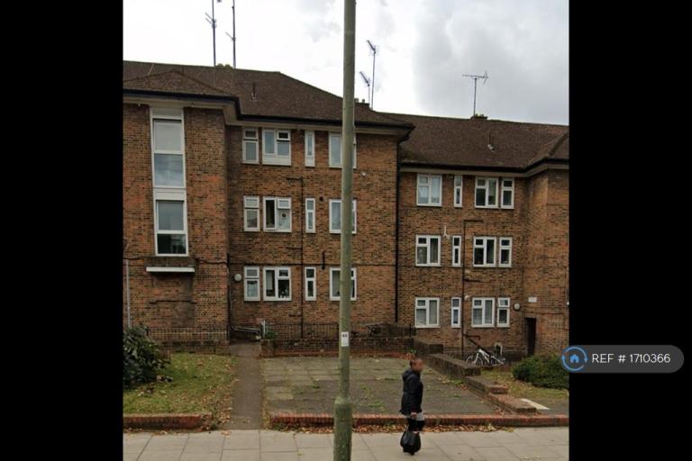 3 bedroom flat in Craven House, London, N2 (3 bed) (#1710366)