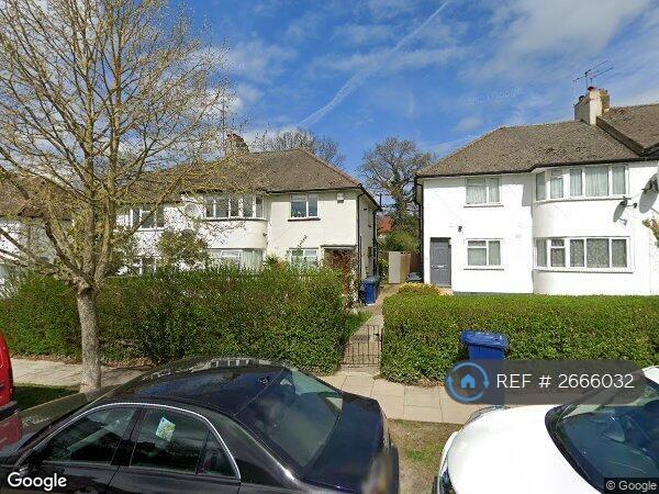 2 bedroom flat in Westmere Drive, London, NW7 (2 bed) (#2666032)
