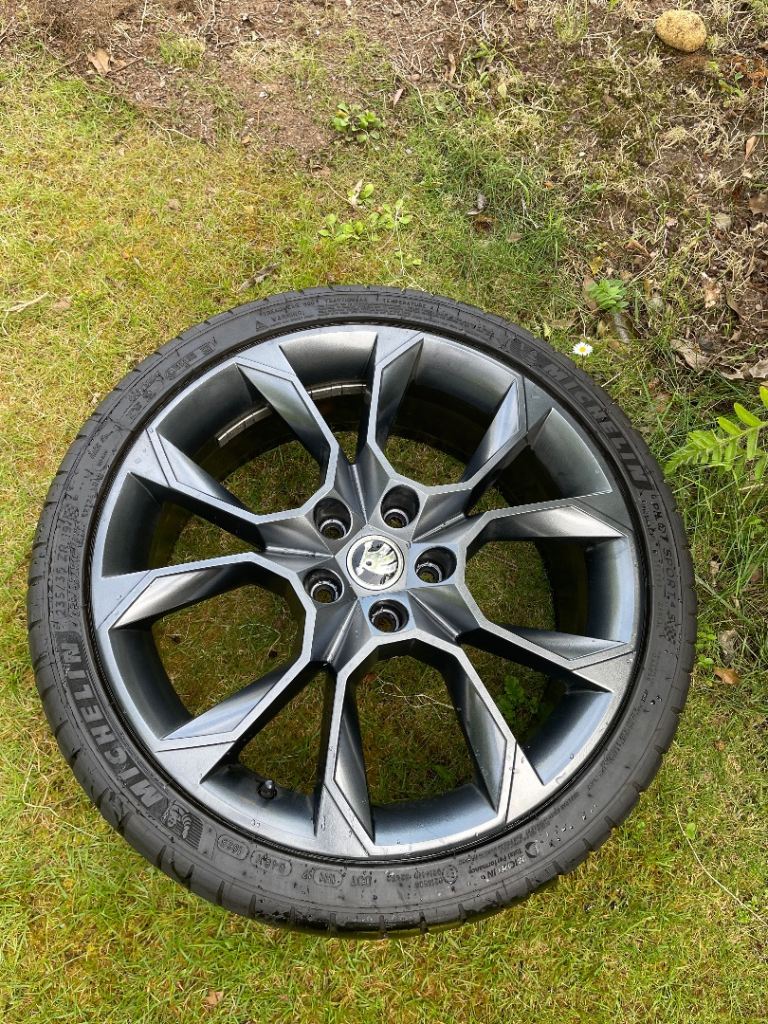 Genuine Skoda Xtreme 19” Alloys + Michelin PS4S – 8mm Tread – £850 ONO