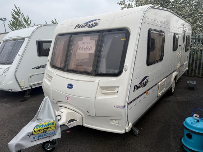 Bailey Pageant Vendee Rear Fixed Bed Middle Bathroom