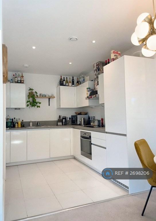 2 bedroom flat in Juniper Drive, London, SW18 (2 bed) (#2698206)