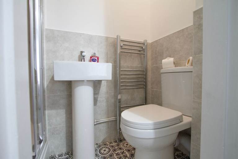 ***AVAILABLE NOW ALL BILLS INCLUDED! house share situated on YEWS MOUNT, HUDDERSFIELD.***