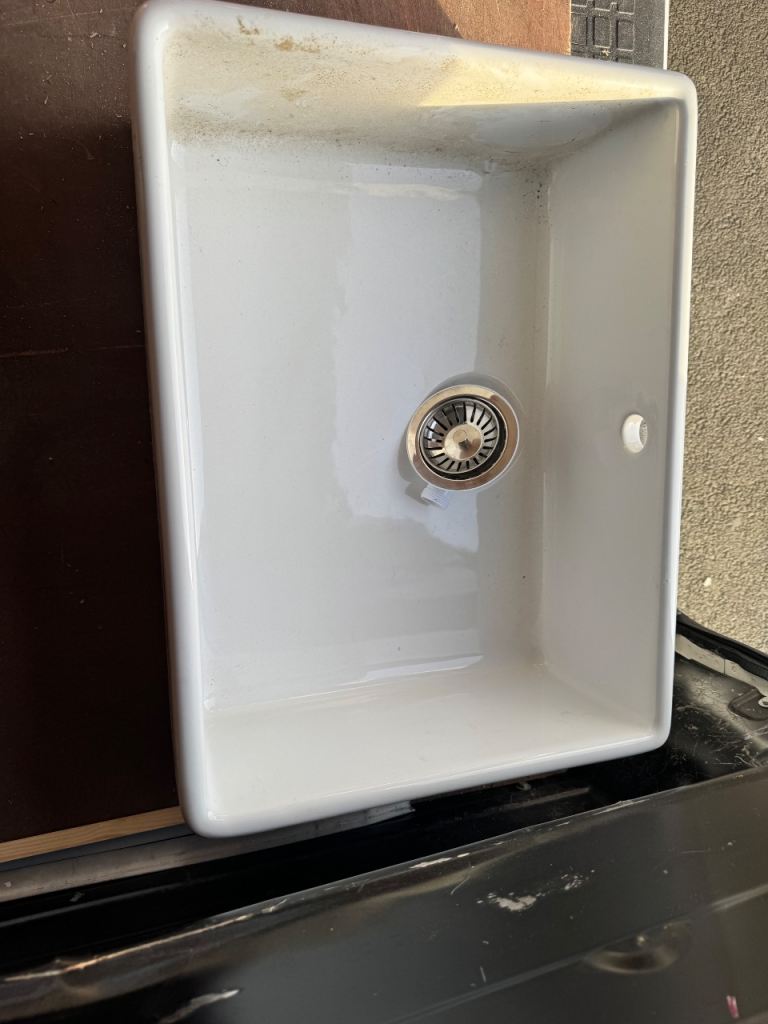 New White Ceramic Belfast Sink with Plug Hole