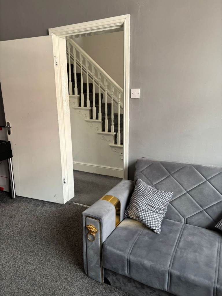 Bargain- Stunning & spacious  fully furnished 5 bed   house on st bedes avenue, blackpool FY4 1AQ 