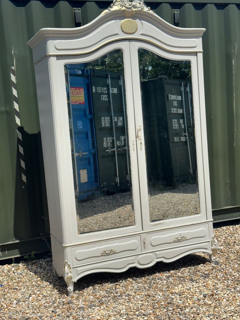 French 🇫🇷 armoire 