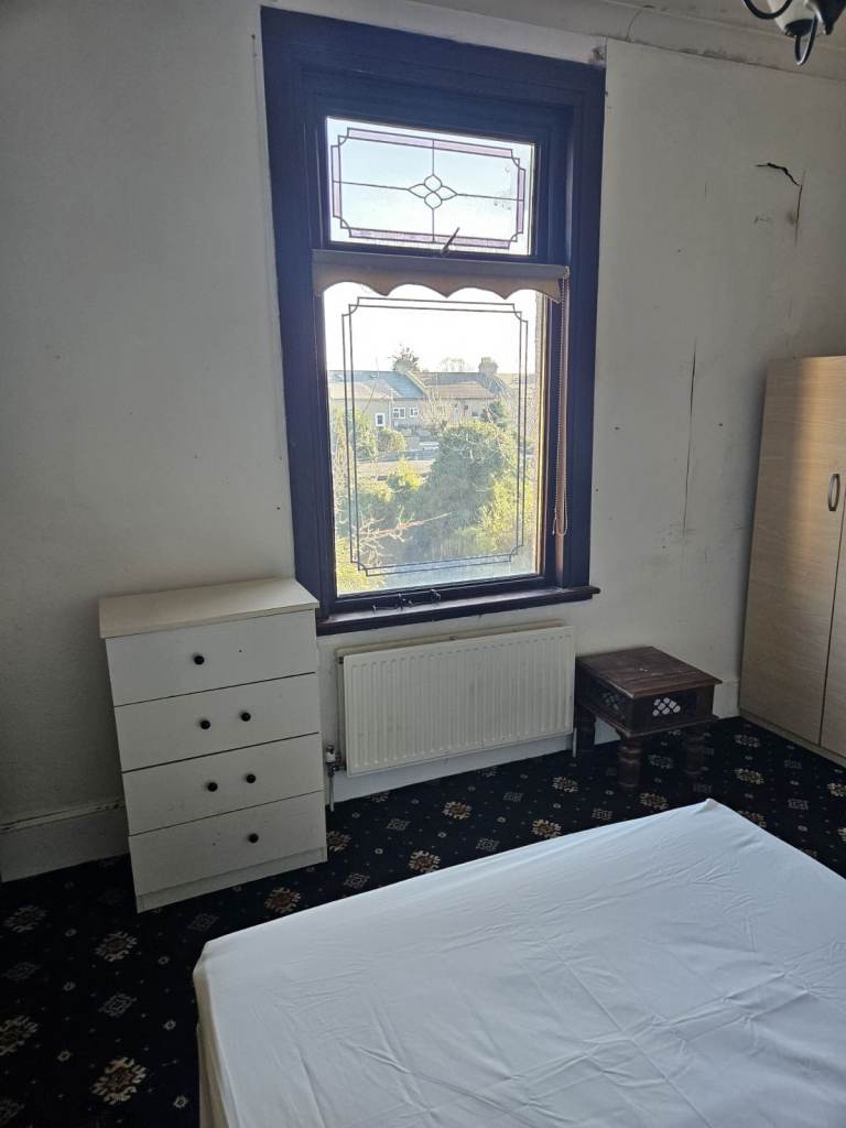 This delightful Small room in a shared accommodation, Close to Seven Kings station, IG3 8EX.