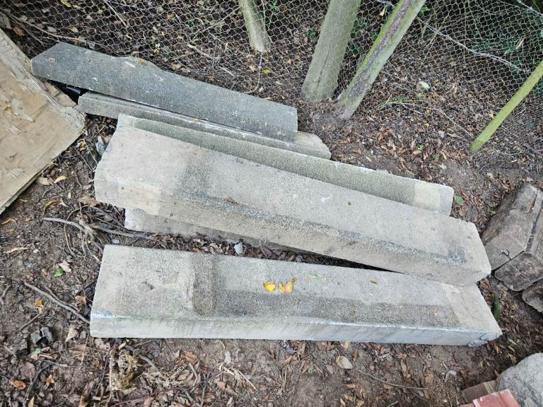 4 Concrete Precast Steps and 2 Lintels