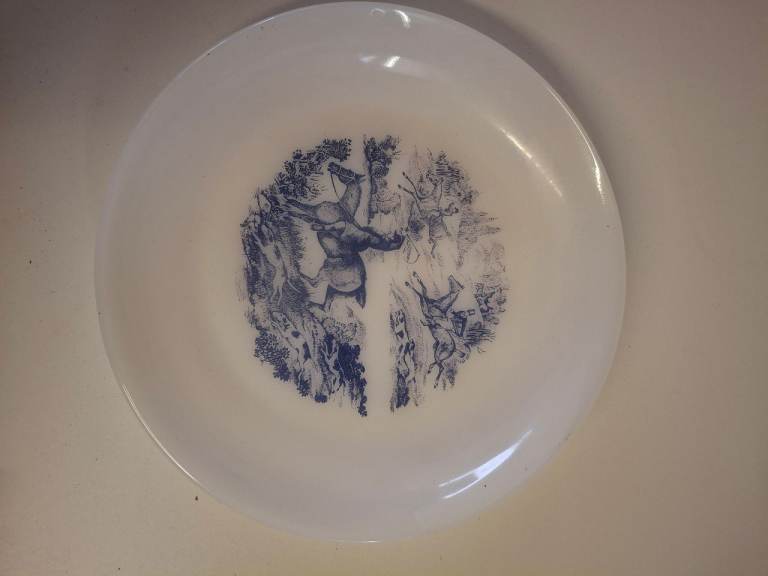 Arcopal french blue & white plate hunting scene