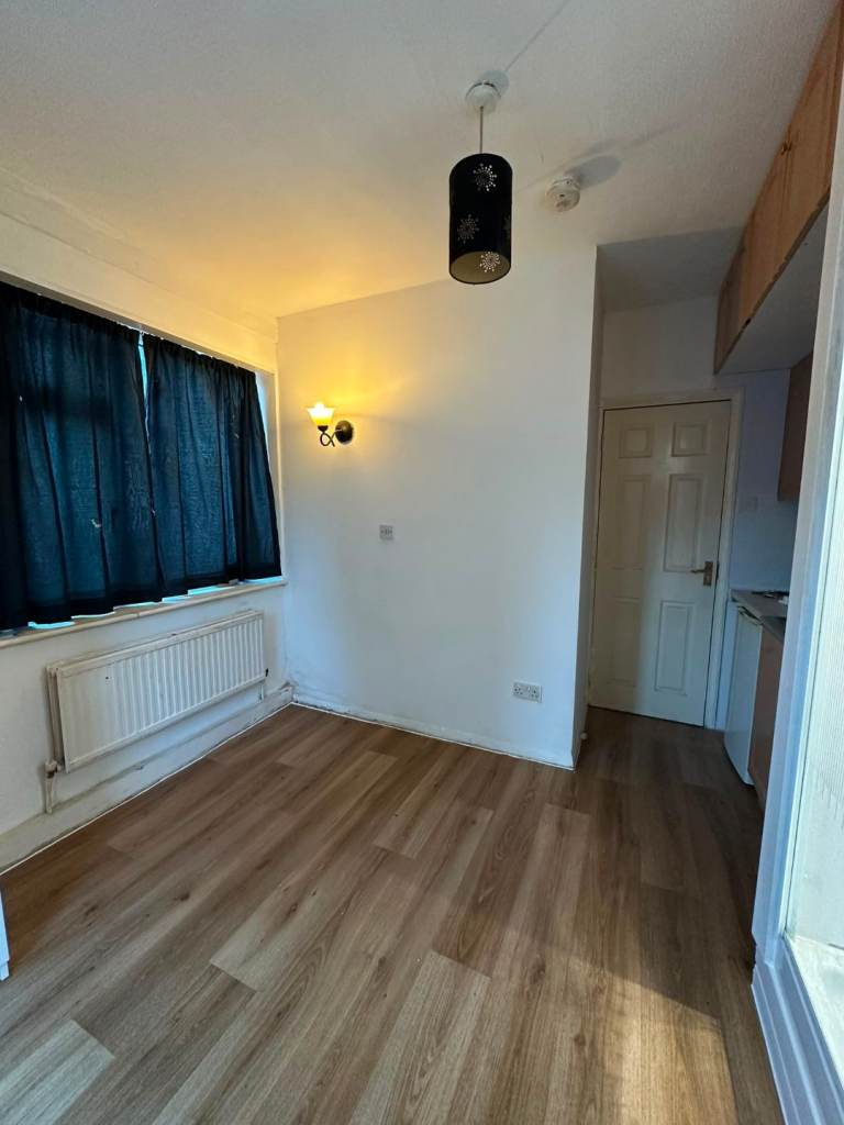 Mini Studio flat -£950 All bills included