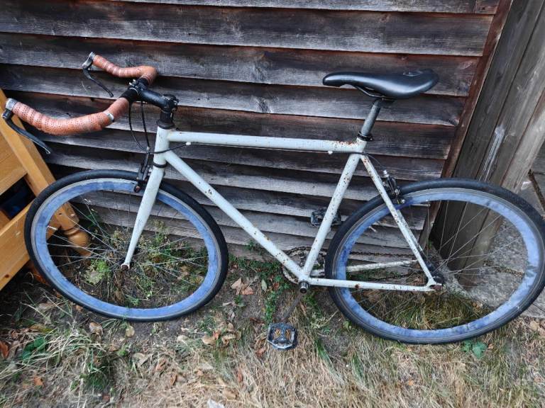Single speed track fixie bike 700c wheel 21 frame in working condition Seatpost is seized