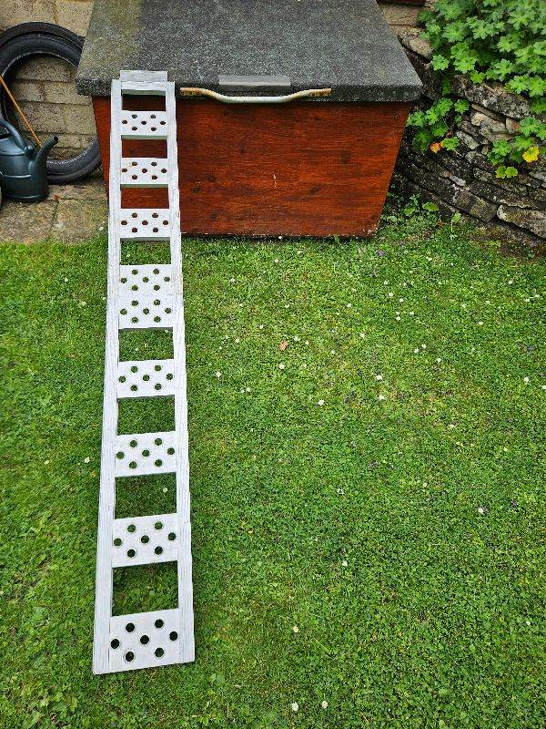 Aluminum 200Kg folding loading ramp.