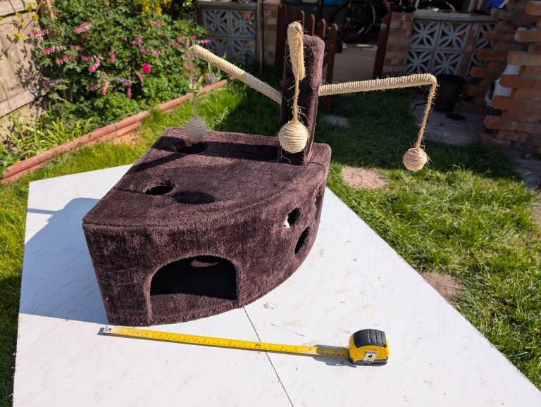 Corner cat scratcher cubby 2ft with toys