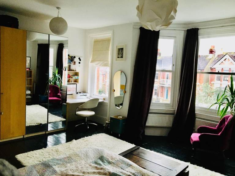 Huge sunny double room in gorgeous house