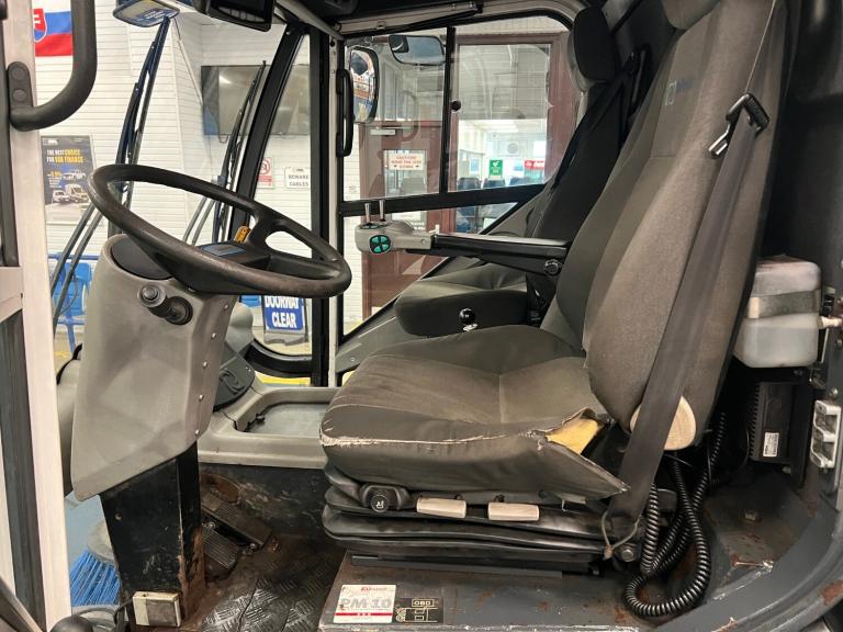 2015 JOHNSTON SWEEPERS CX400 4X2 7.5 TON DIESEL AUTO SWEEPER  Diesel Automatic