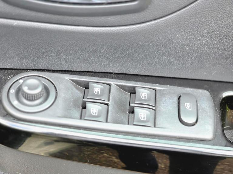 2016 Renault Captur 1.2 TCe ENERGY Dynamique Nav Auto Euro 6 (s/s) 5dr HATCHBACK Petrol Automatic