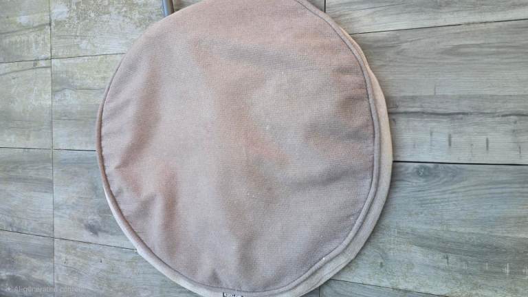 Round Pet Bed Cushion in Good Condition
