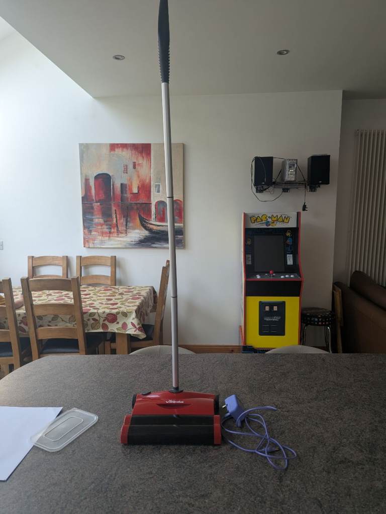 Vileda cordless carpet sweeper and charger 