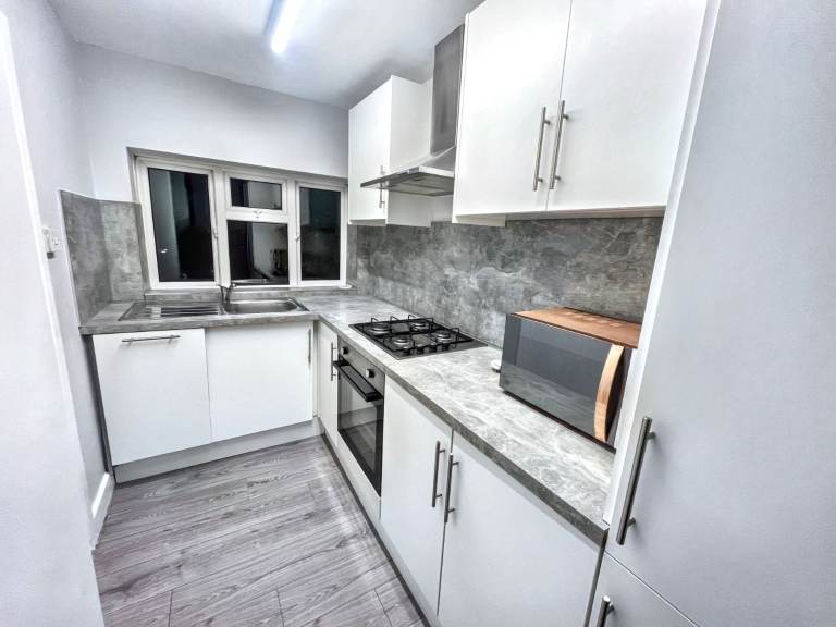 2 Bedroom Flat - Stoke Poges Lane, Slough