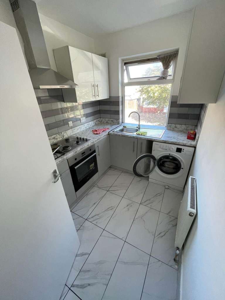 4 BEDROOM FLAT/2 BATHROOMS/LIVING ROOM/KITCHEN (1st Floor)