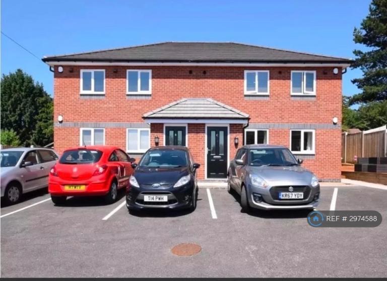 2 bedroom flat in Carlton House, Leicester, LE19 (2 bed) (#2974588)