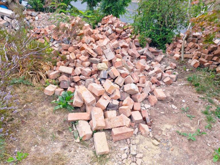 Free Imperial Bricks Whole Full / Half Bricks / Rubble / Hardcore for Home DIY Projects