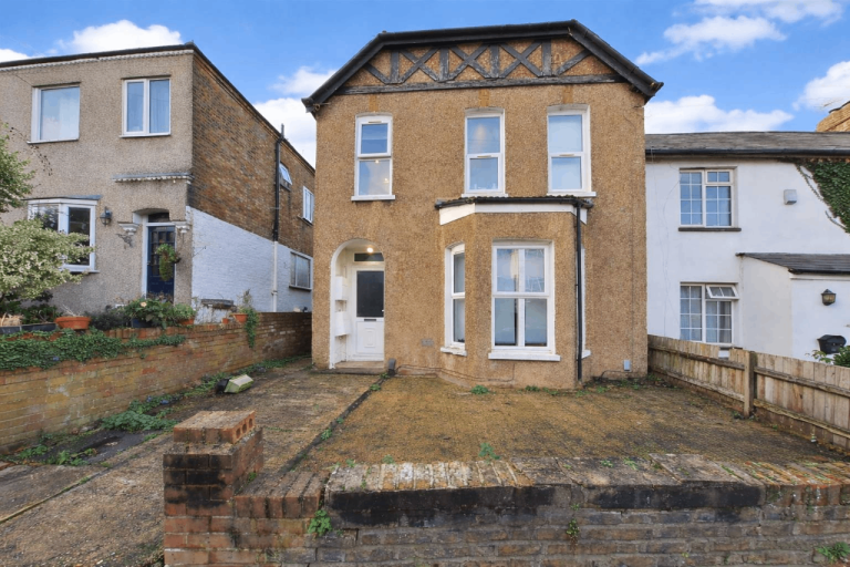 139 Harefield Rd, Uxbridge UB8 1PN - Available Now!