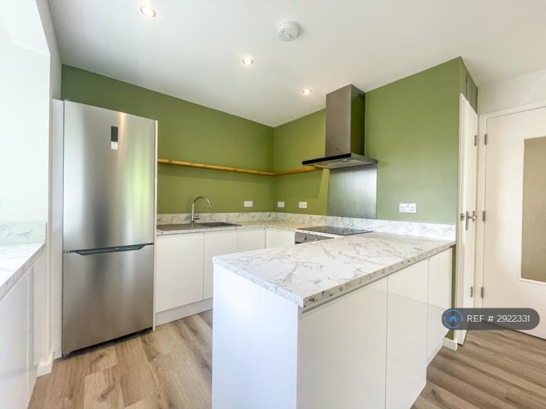 1 bedroom flat in Lynwood Road, Redhill, RH1 (1 bed) (#2922331)