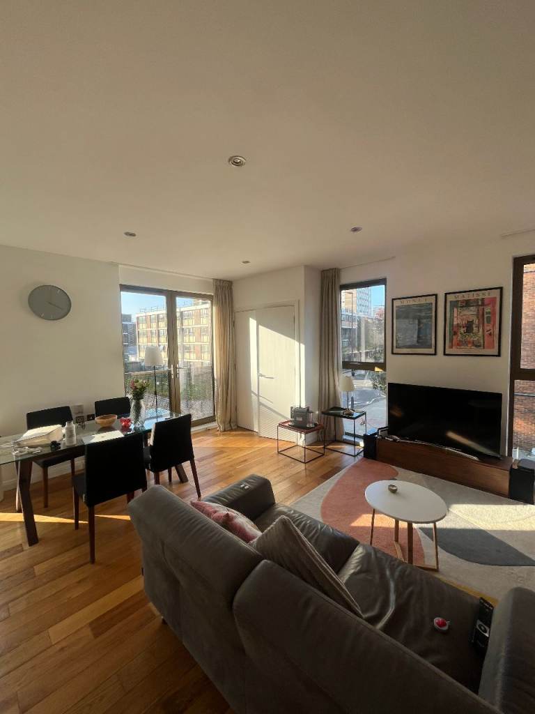 Modern Ensuite Room with Large Living Area